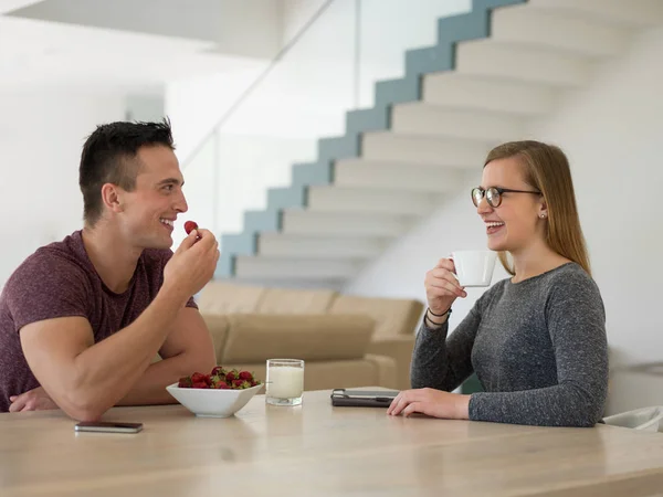 Couple enjoying morning coffee — Stock Photo, Image