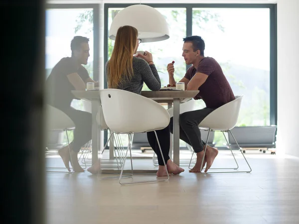 Paar genieten van's ochtends koffie — Stockfoto