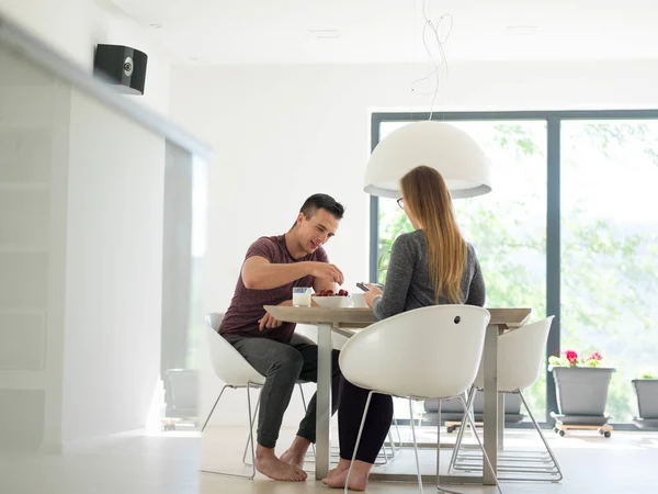 Paar genieten van's ochtends koffie — Stockfoto