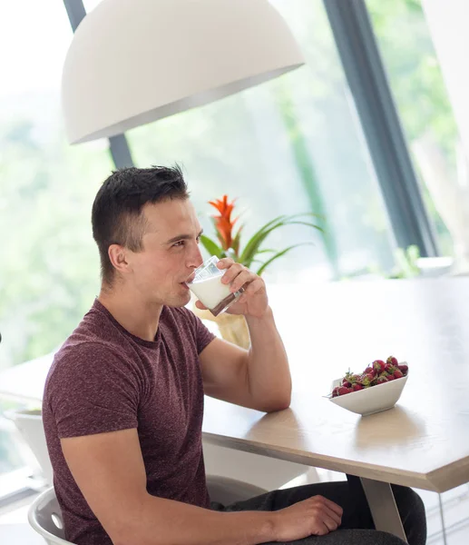 Casal desfrutando café da manhã — Fotografia de Stock