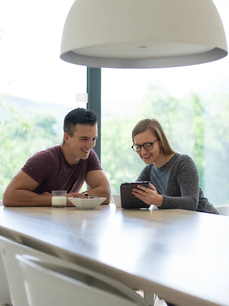 Pareja disfrutando de café mañana — Foto de Stock