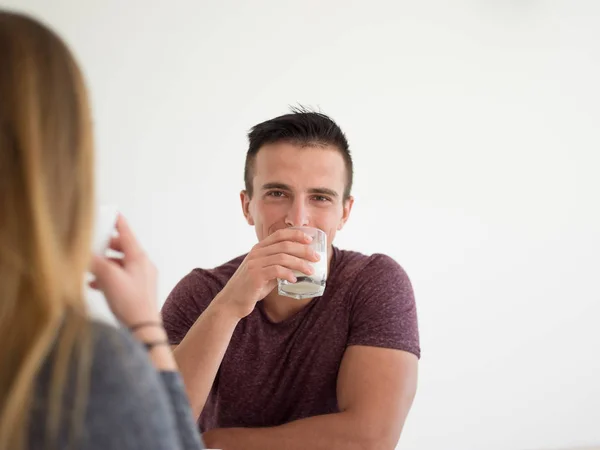 Paar genieten van's ochtends koffie — Stockfoto