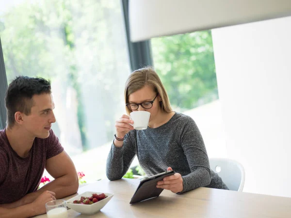 Pareja disfrutando de café mañana — Foto de Stock