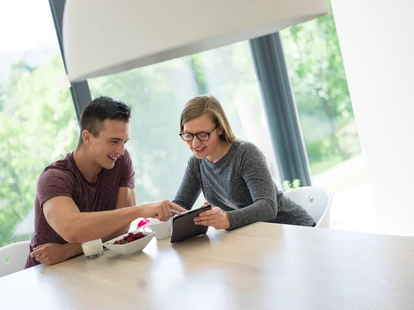 Pareja disfrutando de café mañana — Foto de Stock