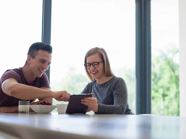 Pareja disfrutando de café mañana — Foto de Stock