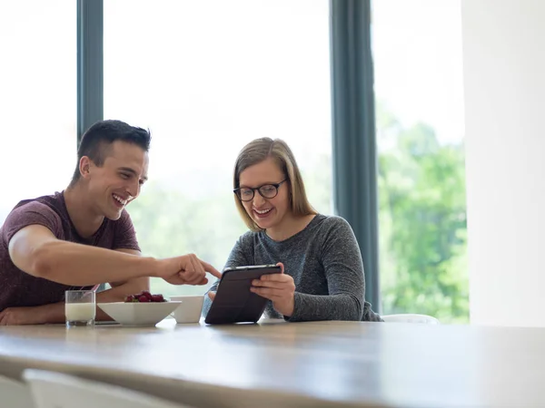 Casal desfrutando café da manhã — Fotografia de Stock