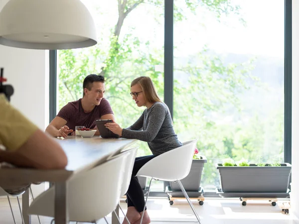 Paar genieten van's ochtends koffie — Stockfoto