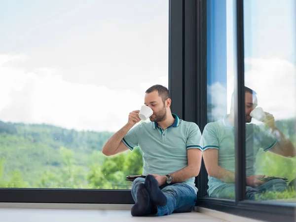 Homem no chão desfrutando de um estilo de vida relaxante — Fotografia de Stock