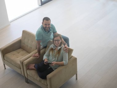 evde tablet bilgisayarlar ile rahatlatıcı Çift