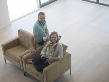 evde tablet bilgisayarlar ile rahatlatıcı Çift