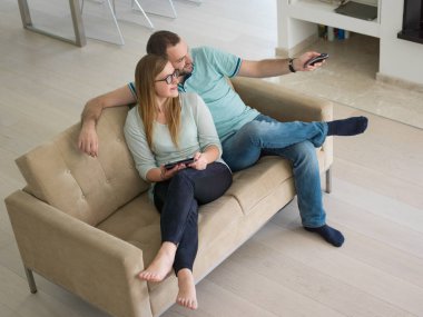 oturma odasında iki rahatlatır