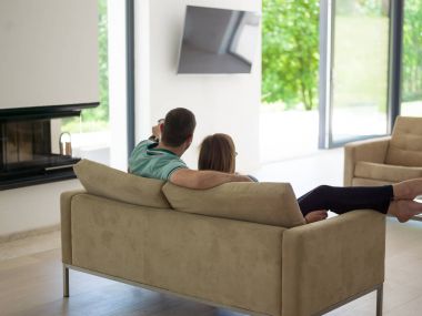 Televizyon izlerken koltukta genç Çift