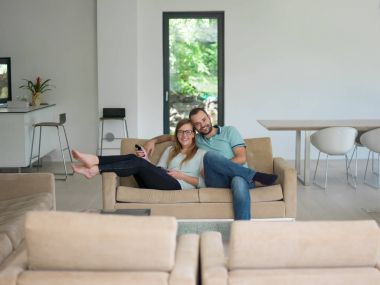 Televizyon izlerken koltukta genç Çift