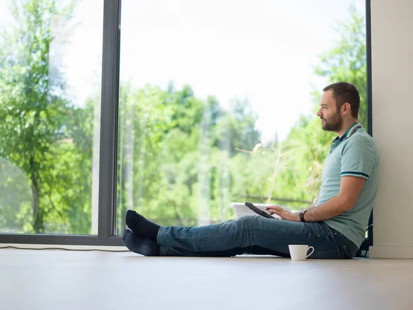 Homem no chão desfrutando de um estilo de vida relaxante — Fotografia de Stock