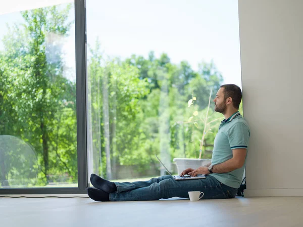 Homem bebendo café no chão desfrutando de um estilo de vida relaxante — Fotografia de Stock