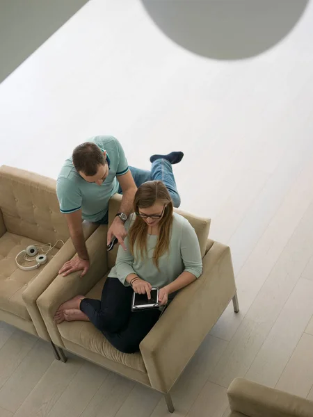 Couple relaxant à la maison avec tablettes — Photo