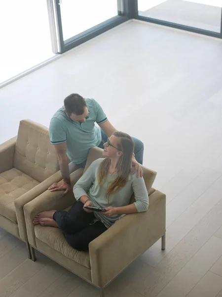 Pareja relajante en casa con tabletas — Foto de Stock