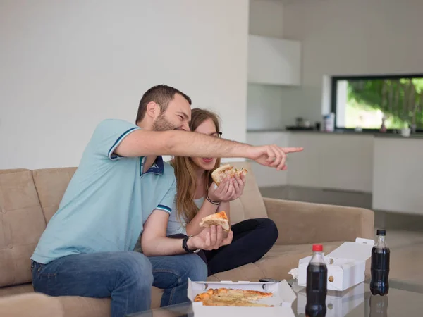 Paar pizza eten in hun luxe huis — Stockfoto