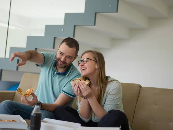 Çift pizza yemek onların lüks ev — Stok fotoğraf