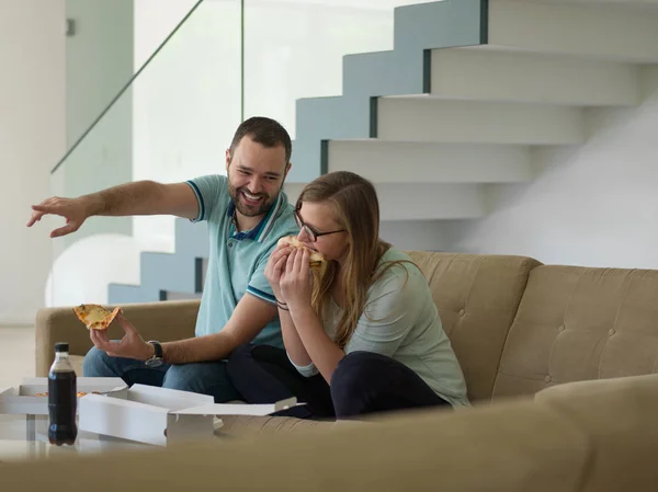 Paar pizza eten in hun luxe huis — Stockfoto