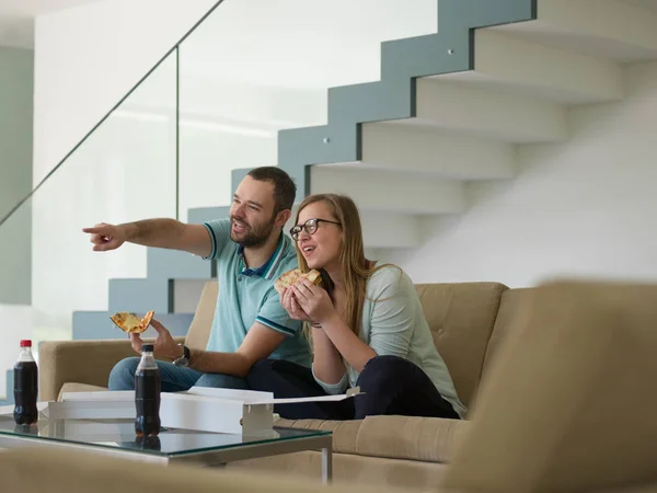 Пара їсть піцу в своєму розкішному будинку — стокове фото