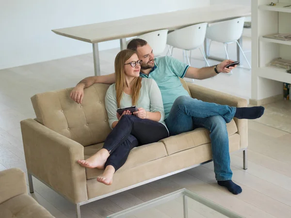 Par slappnar av i vardagsrummet — Stockfoto