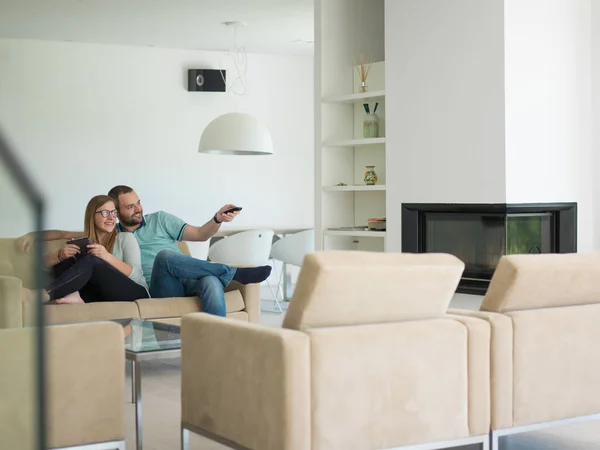 Casal relaxa na sala de estar — Fotografia de Stock