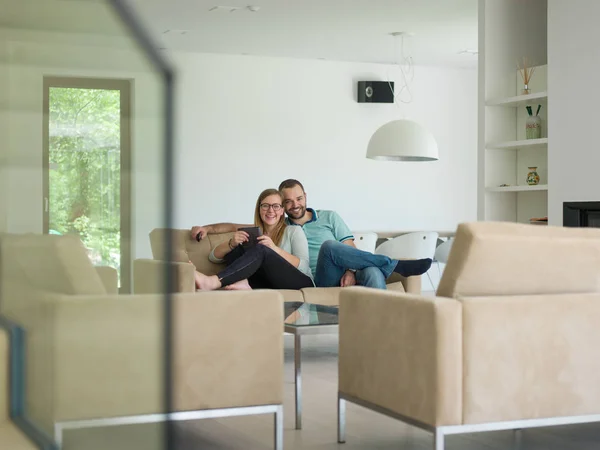 Paar ontspant in de woonkamer — Stockfoto