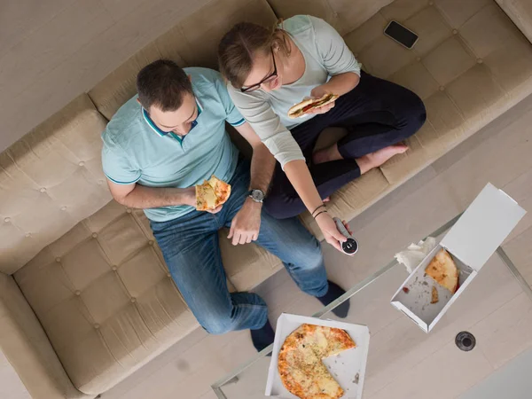 夫妇在他们的豪华住宅中吃披萨 — 图库照片