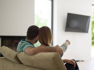 Televizyon izlerken koltukta genç Çift
