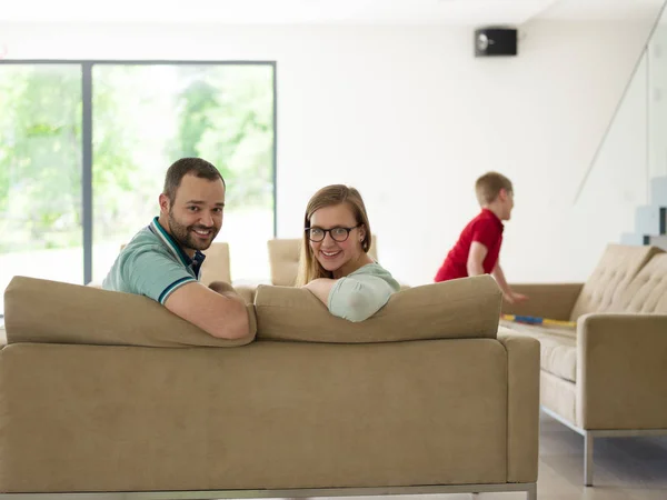 Família com menino goza na moderna sala de estar — Fotografia de Stock