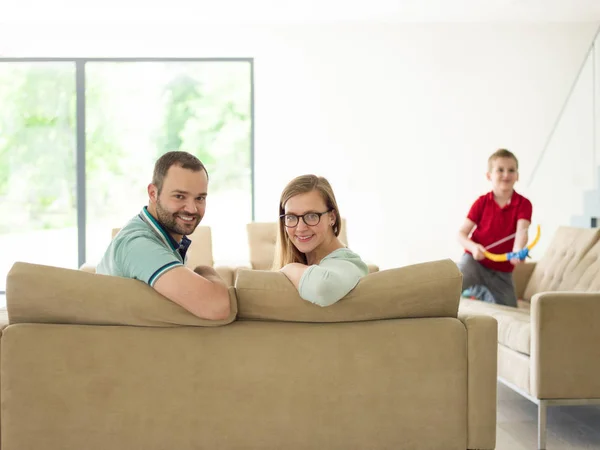 Famiglia con bambino gode nel moderno soggiorno — Foto Stock