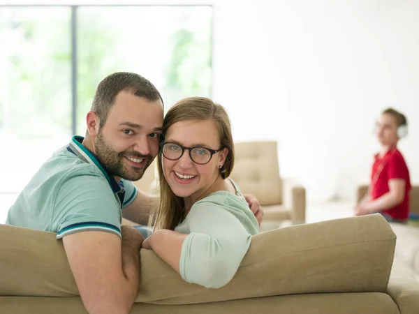 Famiglia con bambino gode nel moderno soggiorno — Foto Stock