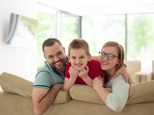 Famiglia con bambino gode nel moderno soggiorno — Foto Stock