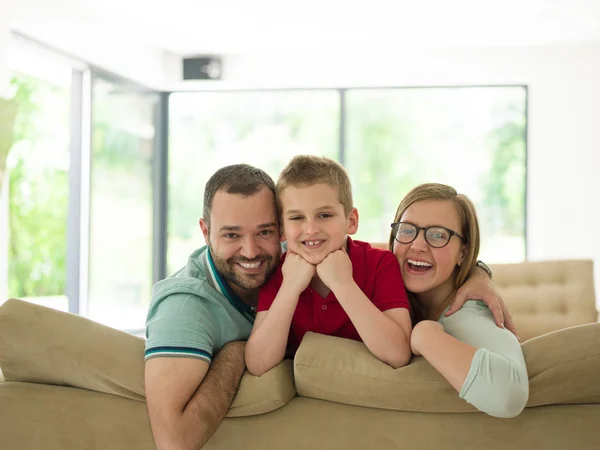 Família com menino goza na moderna sala de estar — Fotografia de Stock