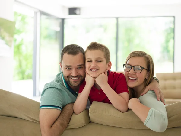 Сім'я з маленьким хлопчиком насолоджується в сучасній вітальні — стокове фото