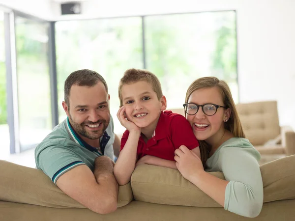 Famiglia con bambino gode nel moderno soggiorno — Foto Stock