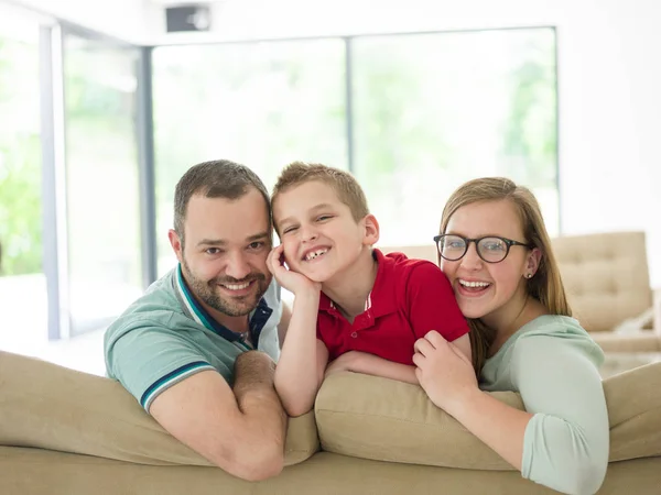 Geniet van de familie met kleine jongen in de moderne woonkamer — Stockfoto