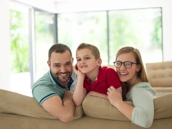 Familj med liten pojke har ett modernt vardagsrum med — Stockfoto