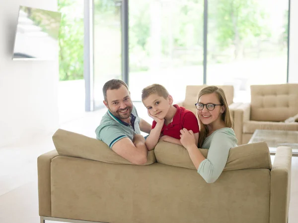 Familie mit kleinem Jungen genießt im modernen Wohnzimmer — Stockfoto