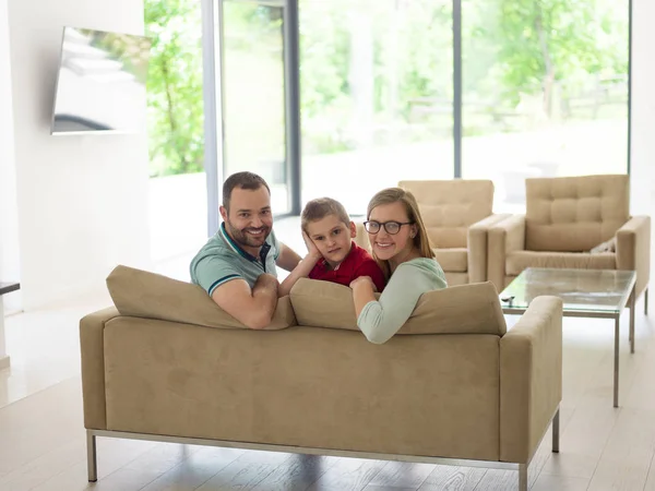 Familia con niño disfruta en la moderna sala de estar —  Fotos de Stock