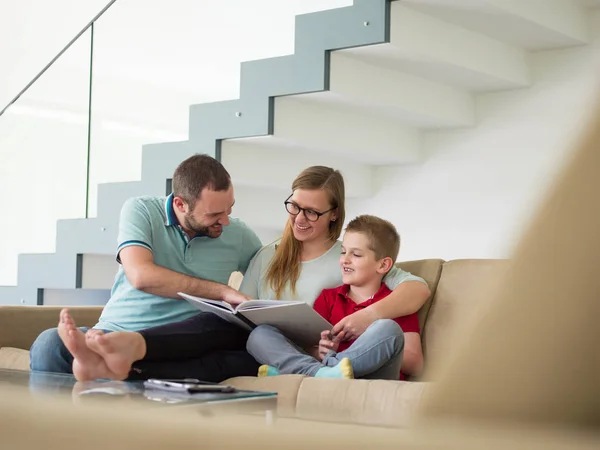 Famiglia con bambino gode nel moderno soggiorno — Foto Stock