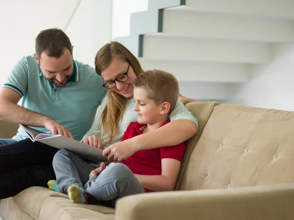 Família com menino goza na moderna sala de estar — Fotografia de Stock