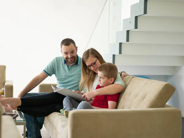 Familj med liten pojke har ett modernt vardagsrum med — Stockfoto