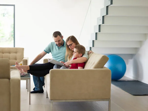 Famiglia con bambino gode nel moderno soggiorno — Foto Stock