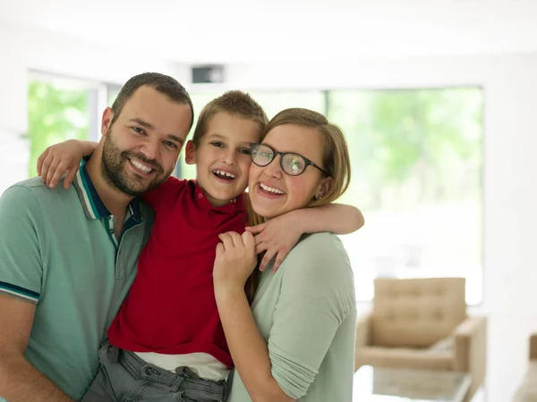 Familie mit kleinem Jungen genießt im modernen Wohnzimmer — Stockfoto