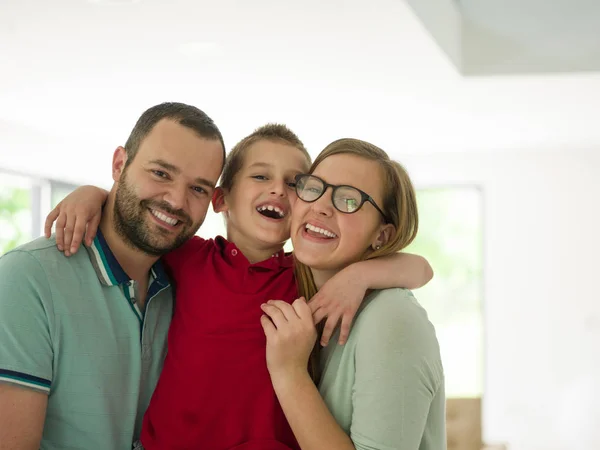 Geniet van de familie met kleine jongen in de moderne woonkamer — Stockfoto