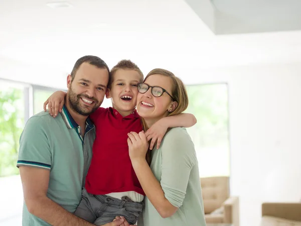 Família com menino goza na moderna sala de estar — Fotografia de Stock