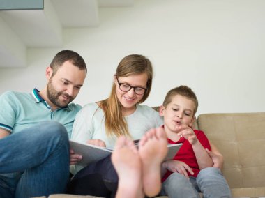 küçük çocuk ile aile modern oturma odasında sahiptir