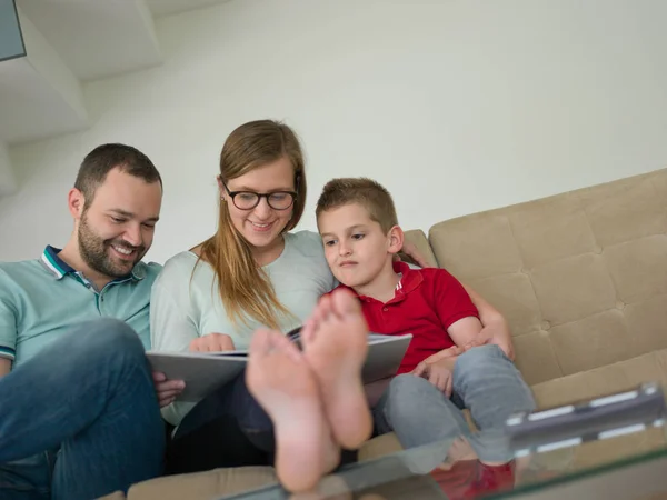 Familj med liten pojke har ett modernt vardagsrum med — Stockfoto